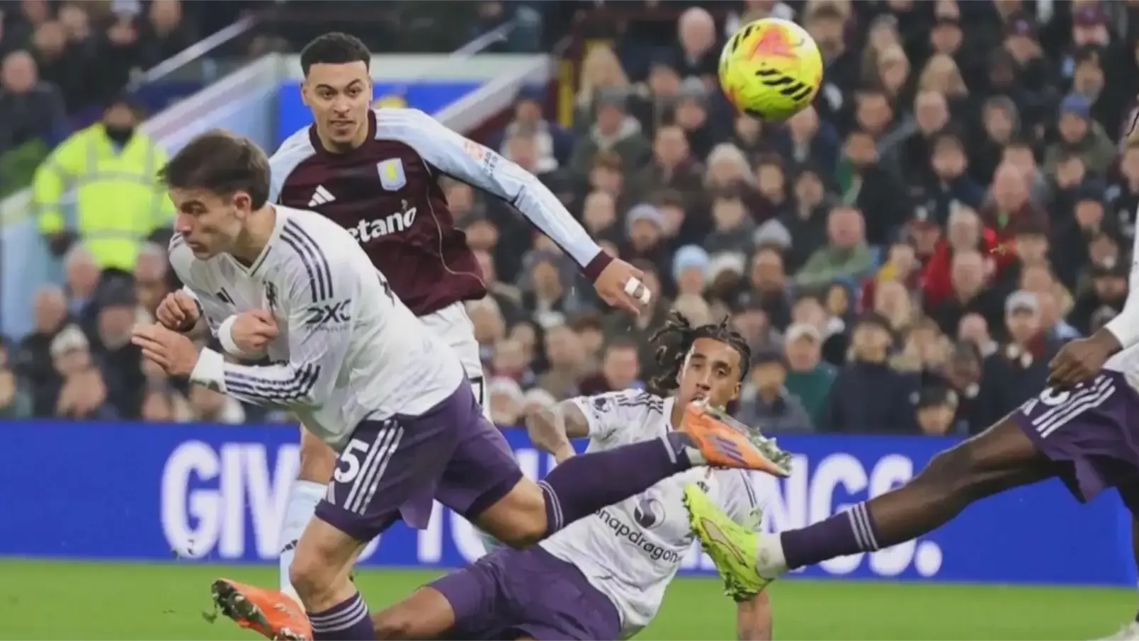 Morgan Rogers nhấn chìm Manchester United